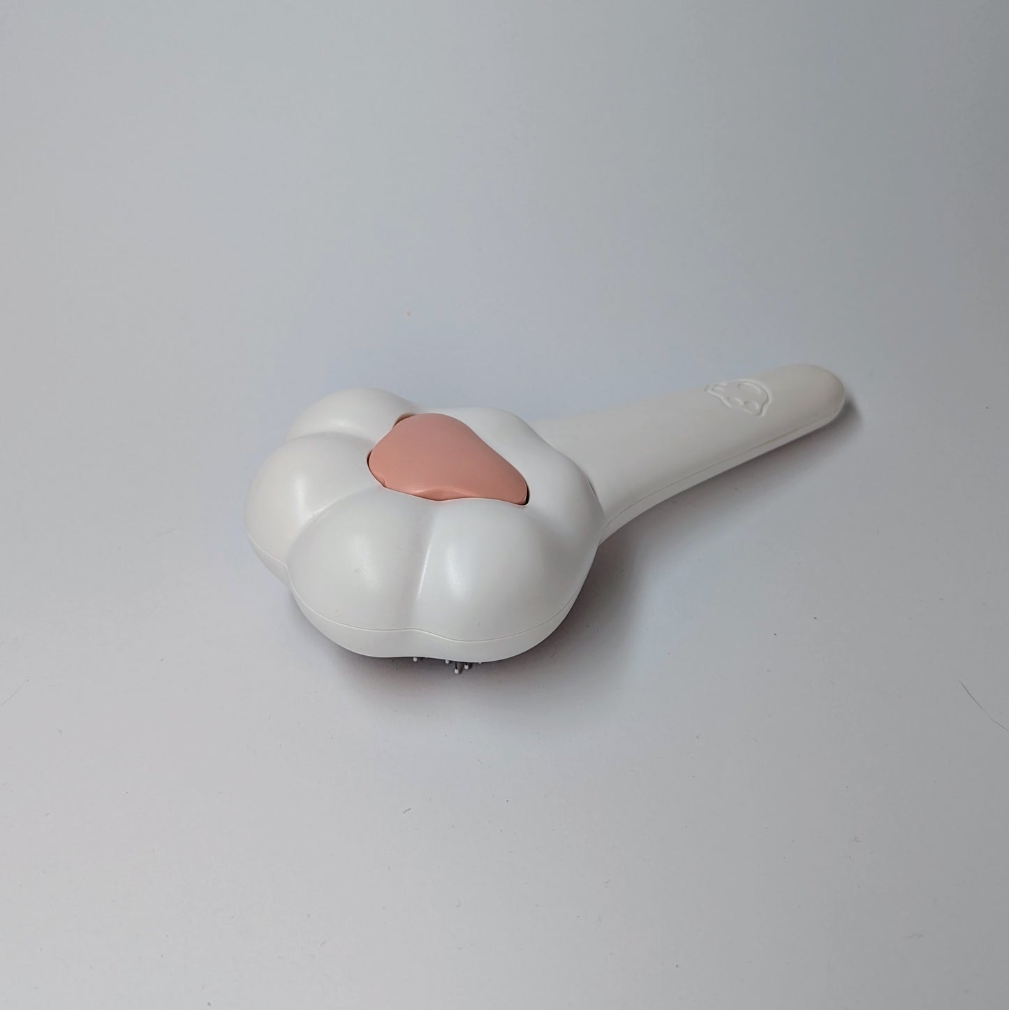 PAWSUPREMACY - Paw Shape Self Cleaning Cat Brush One Click Hair Removal Tool for Cats and Dogs